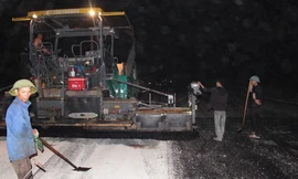 Xuyên đêm thảm nhựa cao tốc Quốc lộ 45 - Nghi Sơn 
