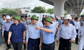 Bí thư và Chủ tịch Hà Nội thị sát và kiểm tra các dự án giao thông cấp bách, trọng điểm sáng 5/7. Ảnh: Trọng Đảng