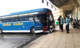 Theo liên ngành Hà Nội, xe khách Đoàn Xuân và Ô hô đang đang từ bến Yên Nghĩa và chạy xuyên tâm Hà Nội để về Hải Phòng. Ảnh: T.Đảng