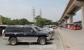 Trăm kiểu lấn chiếm, bóp nghẹt lòng đường cửa ngõ Hà Nội