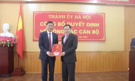 Đại diện Thành ủy Hà Nội trao quyết định cho ông Đỗ Anh Tuấn sáng nay.