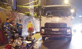 Xe chở rác bị CSGT xử lý vì gây ô nhiễm môi trường.