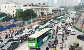 Phân luồng phương tiện qua công trường hầm chui Lê Văn Lương ra sao?