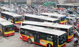 Theo các chuyên gia, xe buýt Hà Nội đang bị thất thế trong việc cạnh tranh và bị bủa vây bởi xe cá nhân khi lưu thông trên đường. Ảnh: A.Trọng