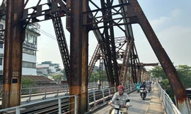 Chuyên gia Pháp lại sang tìm giải pháp đảm bảo an toàn cho cầu Long Biên