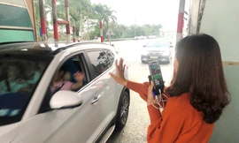 Cả tài xế đứng "thông trạm" và tài xế ngồi xe qua trạm đều ra hiệu ủng hộ nhau. Ảnh: A Trọng