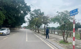 Liên ngành đến kiểm tra, bãi xe chặt chém ở Phủ Tây Hồ 'bỗng dưng' sạch bóng phương tiện