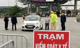 Taxi được phát hiện chở khách tại "chốt" trạm thu phí cao tốc Pháp Vân-Cầu Giẽ chiều 5/4.