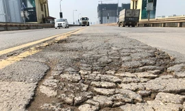 Mặt cầu Thăng Long rách tơi tả và không thể vá víu