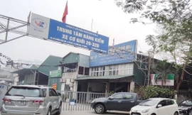 Cận cảnh trung tâm đăng kiểm tự treo biển dừng hoạt động, chủ xe khốn khổ chờ đợi