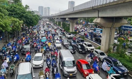 Hà Nội ngập sâu sau trận mưa lớn, giao thông ùn tắc kéo dài