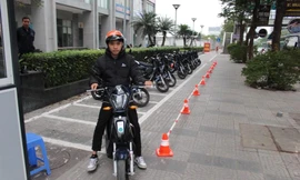 Cận cảnh xe điện 2 bánh hoạt động trên đường 