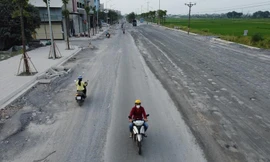 Quốc lộ 21B qua thị trấn Kim Bài thi công dở dang 'bẫy' người đi đường, tạm dừng do thiếu vật liệu 