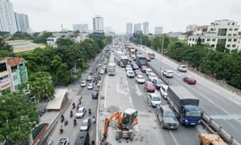 Đường Vành đai 3 tiếp tục ùn tắc kéo dài nhưng công trường thi công rào chắn cẩu thả gây bụi bẩn