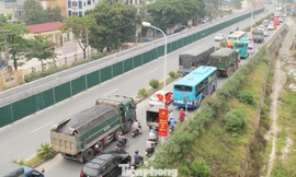 Ùn tắc kéo dài trong ngày đầu 'đóng' cầu Thăng Long