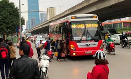 Nhiều xe khách hoạt động như 'xe vua' trên đường