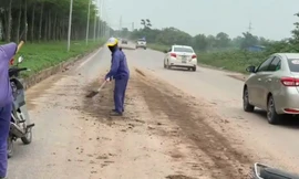 Trục đường phía nam Hà Nội ngập bùn đất 