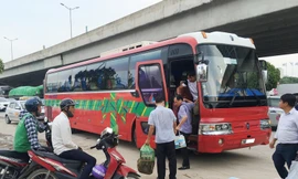 Xe khách không biển hiệu, tem tuyến bắt trả khách trên đường Phạm Hùng (bến xe Mỹ Đình).