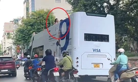 Nhiều xe khách 2 tầng trùm kín biển quảng cáo vẫn vô tư 'diễu' phố Hà Nội 