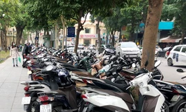 Trông xe trên vỉa hè tại quận Hoàn Kiếm.