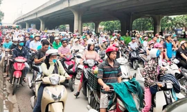 Hà Nội hiện đang có 6,6 triệu phương tiện giao thông, mỗi năm tăng thêm 11%. Ảnh: T.Đảng