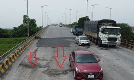 Tin mới vụ mặt cầu Phù Đổng 'vá' bằng gạch