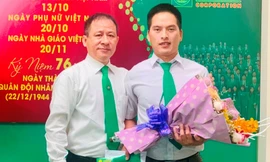 Đại diện lãnh đạo hãng Taxi Hà Nội tuyên dương cho tài xế Hưng có hành động trung thực.