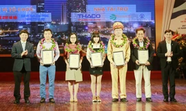 Ông Trần Thanh Lâm - Phó Vụ trưởng Vụ Báo chí Xuất bản – Ban Tuyên giáo T.Ư và lãnh đạo Sở ngành Hà Nội trao giải cho các cá nhân đạt giải