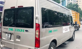 Xe hợp đồng chở học sinh tại trường quốc tế Gateway. 