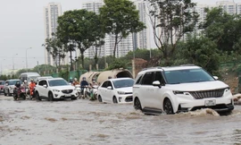 Hết mưa 1 ngày, đường gom Đại lộ Thăng Long vẫn chìm trong nước