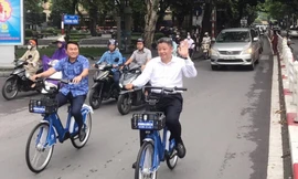 Phân luồng giao thông trên tuyến đường có làn xe đạp đầu tiên tại Hà Nội 