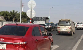 Cầu Thăng Long tắc kéo dài, đường trên cao thiếu điểm lên xuống