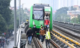 Tàu Cát Linh - Hà Đông dừng đột ngột khi đang chạy do mưa dông