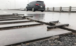 Tấm thép lắp cao hơn mặt đường, tua tủa các đinh gim đang như bẫy đối với người tham gia trên cầu Vĩnh Tuy, nhất là những hôm trời mưa.