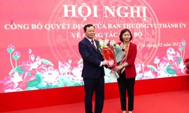 Phó Bí thư thường trực Thành ủy Hà Nội Nguyễn Thị Tuyến trao quyết định cho ông Đinh Trường Thọ chiều 26/2