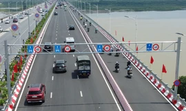 Cầu Vĩnh Tuy: Hai chiều cầu hai kiểu tổ chức giao thông, phương tiện lúng túng khi lưu thông 