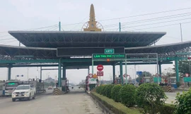 Trạm thu phí Mỹ Lộc đến ngày 5/1 vẫn đang dừng hoàn toàn việc thu phí. Ảnh: T.Đảng 