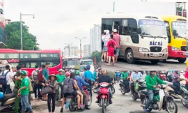 Chiều 3/9, tất cả xe khách về bến xe Giáp Bát phải vào sân sau, nhưng xe khách Bắc Hà: 30K-6470 lại được chạy vào quảng trường xe buýt để thả khách (ảnh nhỏ) ​