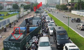 Nhiều “lô cốt” dự án nước thải vắng công nhân, gây tắc đường