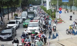 Công trường đào đường cấp nước sạch gây tắc đường Hà Nội