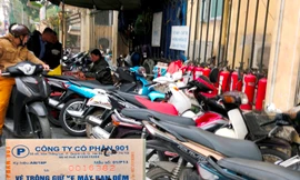 Điểm trông xe trước BV Việt Đức sử dụng vé ban đêm để trông ban ngày và thu giá cao gần gấp đôi