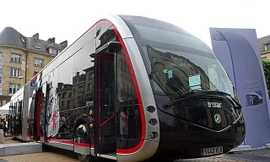 Xe buýt nhanh BRT - một loại hình vận tải công cộng xe buýt vừa đưa vào hoạt động tại Hà Nội. Ảnh: Anh Trọng