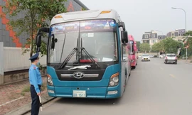 Đội Thanh tra giao thông Hoàng Mai vừa kiểm tra, xử lý bãi xe vi phạm trên đường.