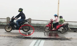 Các tấm thép đậy công trường sửa khe co giãn như bẫy trên mặt cầu Vĩnh Tuy