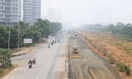Công trường dự án mở rộng đường gom Đại lộ Thăng Long khi đang thi công