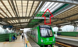 Mái ga tàu Yên Nghĩa vẫn thủng