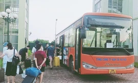 Xe buýt đón người hết cách ly về các quận huyện Hà Nội trong 2 ngày qua.
