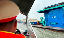 Phát hiện nhiều tàu chở cát quá tải, hết đăng kiểm chạy trên sông Hồng 