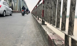 Cùng với tổ chức lại giao thông hợp lý, lan can và bờ bê tông cầu Chương Dương cần được gia cố để ô tô lưu thông an toàn. Ảnh: A.Trọng