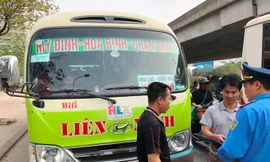 Tài xế xe khách 29B-02140 được TTGT phát hiện vi phạm và dừng xe trên đường Phạm Hùng sáng 28/3. Ảnh: T.Đảng